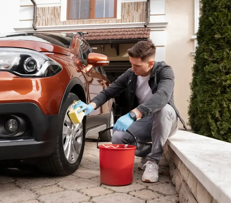 Lavage auto à domicile Badaroux : professionnel intervenant sur un véhicule
